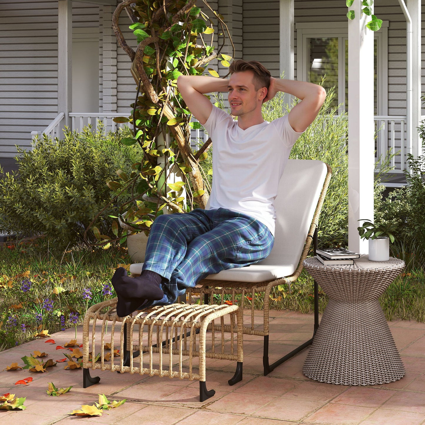 Outsunny rotan relaxstoel met voetenbankje, UV-bestendige tuinstoel met kussens en banden, 65 x 93 x 80 cm, natuurlijk hout